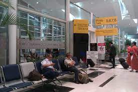 Sukses mencuri perhatian hingga menjadi unggahan mengenai pasangan yang asyik kerokan di ruang tunggu bandara ini sudah mendapat 1.313 retweets dan 89 balasan dari netizen. Mengintip Bandara Kualanamu Dari Dekat Bagian 2 Dari 2 Blog Kemaren Siang