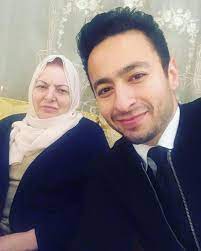 أعلنت عدد من الدول العربية مساء الثلاثاء عن تعذر رؤية الهلال، مما يجعل غدا الأربعاء مكملا لشهر رمضان، وبعد غد الخميس الـ13 من مايو غرة شهر شوال، وأول أيام عيد الفطر السعيد. Ø­Ù…Ø§Ø¯Ø© Ù‡Ù„Ø§Ù„ ÙŠØªØ£Ù„Ù… ÙˆÙŠÙˆØ¬Ù‡ Ø±Ø³Ø§Ù„Ø© Ù„Ø±ÙˆØ­ ÙˆØ§Ù„Ø¯ØªÙ‡ ØµÙˆØ±Ø© Ù…Ø¬Ù„Ø© Ø§Ù„Ø¬Ø±Ø³