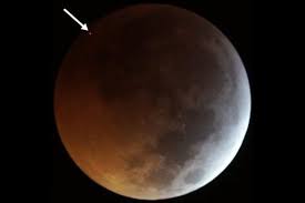 Dalam memotret, komposisi yang digunakan tidak melulu gambar bulan seutuhnya. Wajah Bulan Dihantam Meteorit Kecil Saat Supermoon Begini Dampaknya