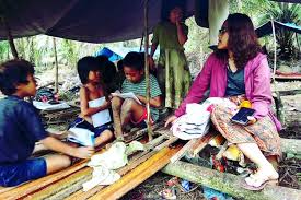 Erni suyanti atau akrab disapa dokter yanti saat ini di garda terdepan penyelamatan satwa liar di rimba sumatera. Kisah Yohana Mengajar Anak Rimba Ikut Pindah Pindah Tempat Demi Dekat Siswa 2 Halaman All Kompas Com