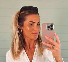 I've posted before that I find Lara grating and off putting BUT I watched  WWHL tonight with Bri and Marina, and now see the whole situation  differently. Hearing those two talk about