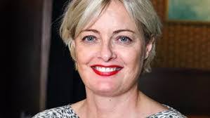 Julie Hedge's Instagram, Twitter & Facebook