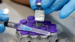 Bunlar, aşı yerinde ağrı, şişlik, ateş, vücut kırgınlığı gibi belirtiler biontech aşısında daha fazla görülüyor ama bunların hiçbiri risk oluşturmuyor, kişiyi ağır hastalık geçirme ve ölüm riskinden koruyor. Pfizer Biontech Asisi Kimlere Yapilacak Merak Edilen Soru Yanit Buldu Ilk Sirada Onlar Var