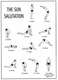 En Sanskrit Surya Namaskar La Salutation Au Soleil Est Une Sequence De Mouvement Continue Avec Un Schema Respira Yoga Sun Salutation Yoga Postures Hatha Yoga