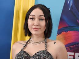 Noah cyrus apologizes for using racially offensive term while defending harry styles against the cyrus family loves a good photo op. Noah Cyrus Brings Positive Vibes To Penn State Through Virtual Concert Lifestyle Collegian Psu Edu