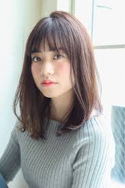 耳かけ シンプルヘアが垢抜ける ナチュラルな インナーカラー でニュアンスup キナリノ ミディアムストレートヘア 髪型 ヘアスタイル