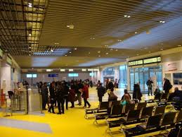 În cazul anulării unui zbor, pasagerii trebuie sa beneficieze de asistenţă şi deservire, inclusiv în eventualitatea transportul dintre aeroport şi locul cazării (hotel sau altele). Peste 80 000 De Pasageri Au Tranzitat Aeroportul Iasi In Luna Ianuarie