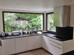 Fenetre Coulissante Au Dessus De Plan De Travail En Angle Cuisine Moderne Interieur Moderne De Cuisine Cuisines Maison