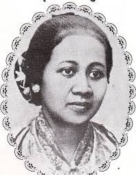 Ra kartini meninggal pada 17 september 1904 di usia 25 tahun setelah beberapa hari melahirkan. Biografi Ra Kartini