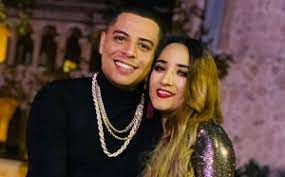 Observar dormido en una cama sin playera al vocalista de grupo firme, eduin caz, asegurando que pasó una noche con él en el año 2019. Be9lqmjxyorj M