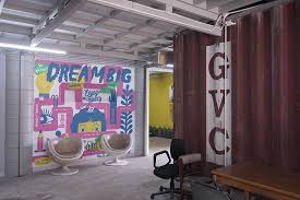 Terjemahan frasa huru hara dari bahasa indonesia ke bahasa inggris dan contoh penggunaan huru hara dalam kalimat dengan terjemahannya: Gudskul Ruangrupa