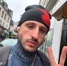 Salut c'est Brad Pitre, merci pour les streams incr de « Seuls dans ta  chambre » et les audiences de Panda!!! Cœur sur vous l'équipe 🥰