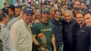 Rejeição a PT e dívidas: a estratégia de Flávio Bolsonaro por apoio do agro