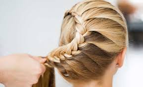 Capelli sciolti e riga in mezzo. Acconciature Matrimonio Le Idee Per Le Invitate Leitv