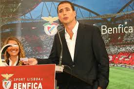 His father is a tap aeroplane pilot and his mother a flight attendant. Ricardo Araujo Pereira Prefiro Um Enfarte Do Que A Desilusao De O Benfica Perder