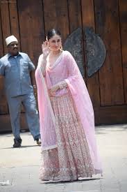 Kareena Kapoor At Sonam Kapoor Anand Ahuja S Wedding In Rockdale Bandra On 8th May 2018 Bollywood Outfits Indian Designer Outfits Pakistani Dresses Casual