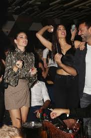 Κάθε μέρα και πιο κοντά στην αθήνα είναι ο παίκτης της σέλτικ, ενώ. Me Poioys H8opoioys Diaskedase H A8hna Oikonomakoy Sta Mpoyzoykia Star Gr