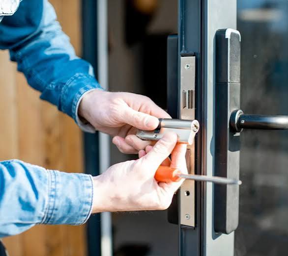 Locksmith Bridge Experts technician working in Ogden