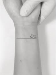 Minimal dövmeler tam da bu kaos denklemde bize yarar sağlıyor. Dinosaur Tattoo Mini Tattoos Minik Dovmeler Dovmeli Kadin
