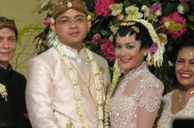 Pada postingan foto yang diunggah bani, lulu terlihat menunjukkan cicin yang melingkar di jari manisnya. Dinikahi Bani Mulya Ini Sosok Suami Lulu Tobing Yang Merupakan Cucu Raja Kapal Nusantara Halaman 5 Planet Merdeka
