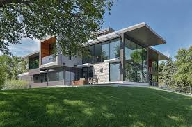 Glass Lake House Features Modern Silhouette Of Earthy Materials Modern House Design Modern Architecture House Architecture