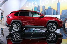 The 2019 toyota rav4 is ranked #7 in 2019 affordable compact suvs by u.s. 2019 Toyota Rav4 Arrives In New York With More Style New Tech Digital Trends