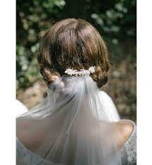 Coiffure mariage quelle modèle ou chignon choisir par la mariée. Un Chignon Bas Torsade Avec Un Voile Coiffure Mariee Idee Coiffure Mariage Chignon Bas Mariage