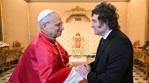 Entusiasmo en el Gobierno por una eventual visita del Papa y la posible maniobra de la oposición que enciende alertas