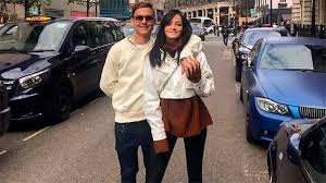 The problem is that paulo's arm is in the wrong place. Oriana Sabatini Y Paulo Dybala Pasean Su Amor Por Londres Espectaculos Elonce Com
