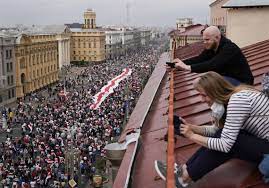 Lukashenko's love of being photographed with guns suggests he might be worried about the loyalty of belarus president alexander lukashenko wipes his face as he gives a speech to his supporters. Lukashenko Totes Rifle In Show Of Aggression As Hundreds Of Thousands Of Belarusian Protesters Mass At Palace Pittsburgh Post Gazette