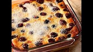 Il clafoutis di ciliegie è un dolce di origine francese preparato con una pastella semplice di uova, latte, zucchero e farina arricchita da tante ciliegie fresche e mature. Come Preparare Il Clafoutis Alle Ciliegie Videoricette Di Torte Alla Frutta Youtube