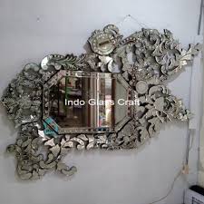 Pilihlah bagian dinding yang relatif bebas dari kekacauan dan cukup besar untuk menampung seluruh cermin dengan menyisakan ruang untuk cadangan. Cermin Dinding Besar Horizontal Terano Cd 004025 Indo Glass Craft