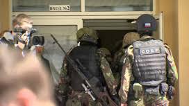 Подросток ворвался с оружием и расстрелял людей, власти подтвердили гибель восьми человек — одного учителя и семи учеников. Gyu7wfxngdrpym