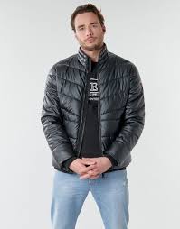 Doudoune homme guess, promo doudoune guess homme pas cher, jacket guess prix promo guess 243,75 ttc au lieu de 345,00 € , la jacket guess, doudoune super légère en plume d'oie. Guess Stretch Eco Leather Puffa Noir Livraison Gratuite Spartoo Vetements Doudounes Homme 179 00