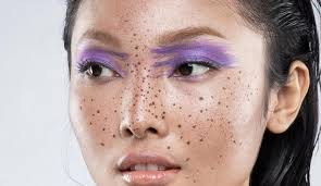 Arti letak tahi lalat di pangkal hidung = pandai dan baik hati. 8 Lokasi Tahi Lalat Tanda Keberuntungan Dan Pembawa Hoki