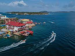 Hotel bocas del toro offers a unique blend of simple elegance and historical ambiance of caribbean exotic wood craftsmanship with the sparkling sea beneath. 10 Razones Por Las Que Deberias Visitar Bocas Del Toro Diver Paradise