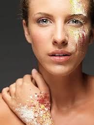 令人驚嘆的金發模特kayla Beane在塗鴉牆附近的牛仔布赤腳姿勢照片桌布圖片免費下載- Pngtree