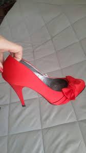 È l'immagine scelta dal gruppo terziario i tre volti di un'unica donna rappresentano le diverse facce del dolore, mentre le scarpe rosse con il tacco, simbolo di femminilità, simboleggiano il diritto di essere libere di. Decollete Rosse Tacco Spillo Scarpe Donna In 20094 Corsico For 8 00 For Sale Shpock
