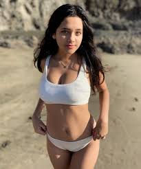 Blaise De Vos - Free pics, galleries & more at Babepedia