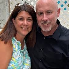 What is the best time to arrive at the beach to ensure parking is available?