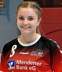 Schwestern-Trio im Lockdown Lea, Marie und Lilly Roland sind drei  Sportskanonen. Während die beiden älteren Schwestern Fußball spielen, zieht  es die jüngste zum Handball. Eine Pechsträhn Fotos von Dietmar Reker  Bericht von