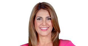 Periodista Mayra Acevedo recibe reconocimiento 'Círculo de Plata'