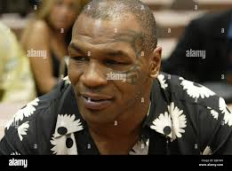 Conferenza stampa per Mike Tyson vs. Michael Spinks titolo campionato pesi  massimi lotta dove Tyson ha vinto in 91 secondi nel primo turno.(L-R), Mike  Tyson, Donald Trump, Butch Lewis, Michael Spinkx Foto