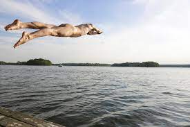 Mann springt nackt in einen See, Lychen, … – Bild kaufen – 70437697 ❘  lookphotos