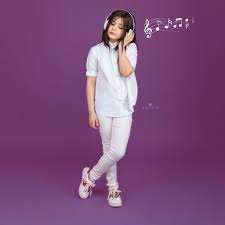 ㅤ و هذا القلب عجز لاينام على جفنه كثير أحلام خذا من حبر القلم صوته وكتب نوته أنا بن white jeans fashion photo