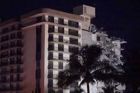 Nahe miami beach ist ein mehrstöckiges wohnhaus teilweise eingestürzt. W8d1ctfh Wifam