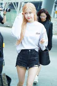 Roses fashion differs depending on her mood. Pin By M On Rose Blackpink Rose Blackpink Fashion Kpop Fashion
