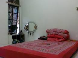 Ini adalah salah satu contoh interior kamar sederhana dengan nuansa putih. Desain Kamar Tidur Lesehan Sederhana