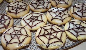 Petits Gateaux Pour Halloween Sables Toiles D Araignee Gateau Halloween Gateau Halloween Facile Dessert Halloween Facile
