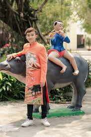 Được mẹ nuôi phi nhung yêu thương và tạo nhiều điều kiện để phát triển tài năng, dù vẫn còn là một cậu bé học sinh bận bịu với. Ho Van Cuong Dyed His Hair And Puffed It